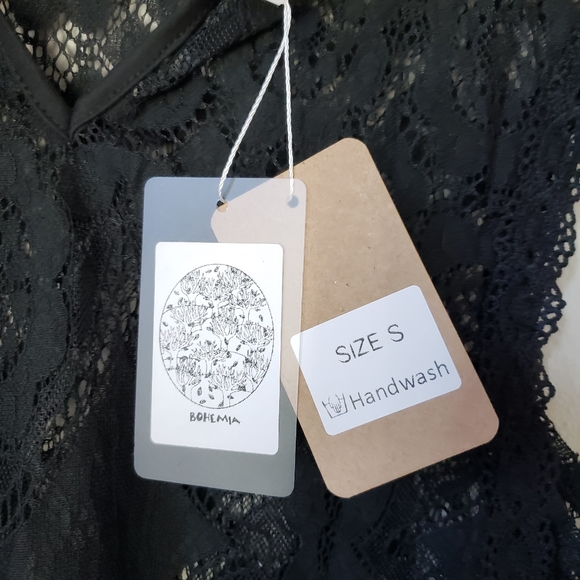 ❗SOLD❗ Lace Mock Neck Sleeveless Blouse - Picture 10 of 11